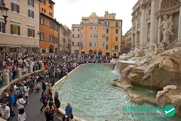 Bị phạt 450 euro vì rửa chân trong đài phun nước tại Rome